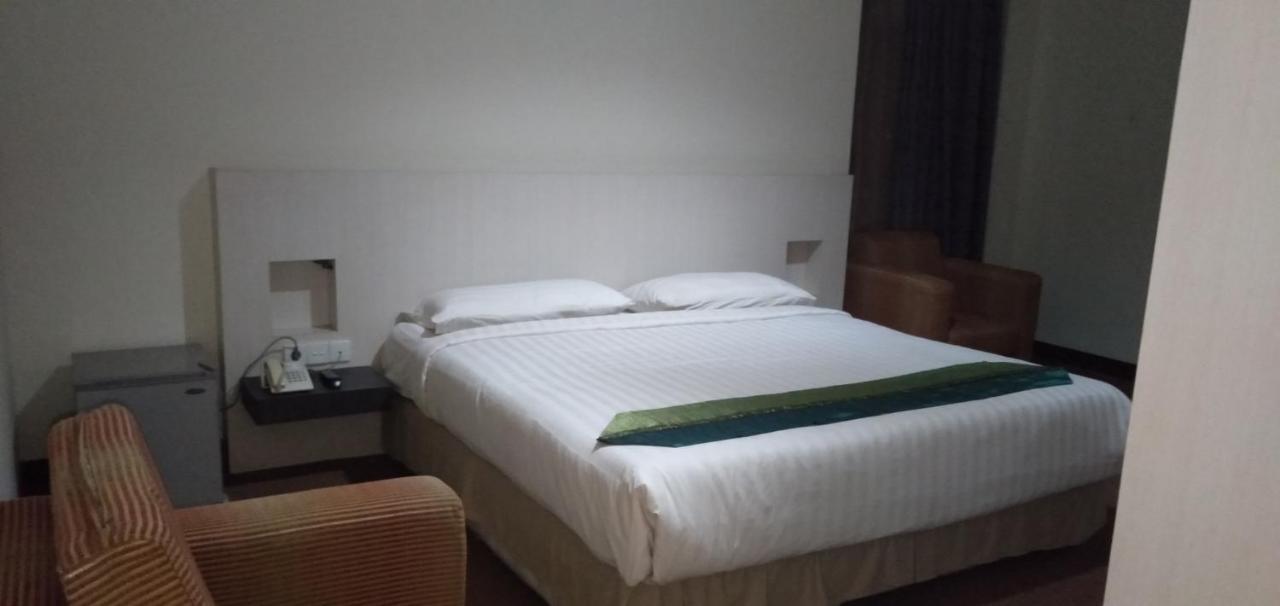 Reddoorz Plus Near Hotel Benua Kendari Luaran gambar